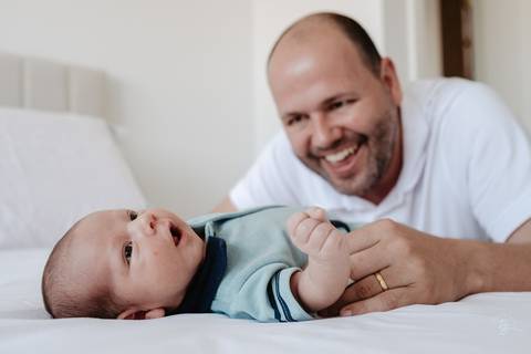 Ensaio de primeiros dias do bebê em casa. Sessão documental de fotos do primeiro mês do Isaac por Thiago Braga.'