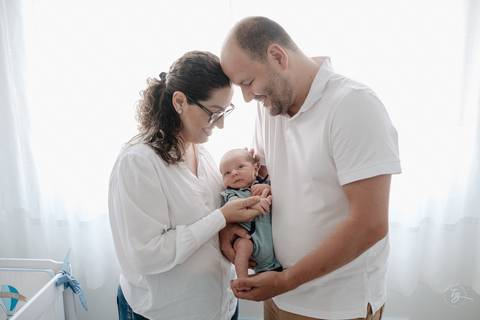 Ensaio de primeiros dias do bebê em casa. Sessão documental de fotos do primeiro mês do Isaac por Thiago Braga.'