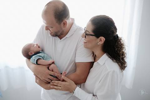 Ensaio de primeiros dias do bebê em casa. Sessão documental de fotos do primeiro mês do Isaac por Thiago Braga.'