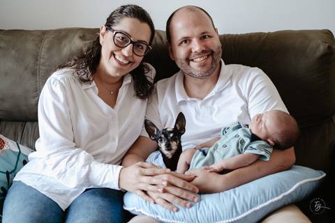 Ensaio de primeiros dias do bebê em casa. Sessão documental de fotos do primeiro mês do Isaac por Thiago Braga.'