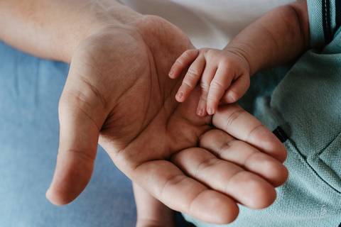 Ensaio de primeiros dias do bebê em casa. Sessão documental de fotos do primeiro mês do Isaac por Thiago Braga.'