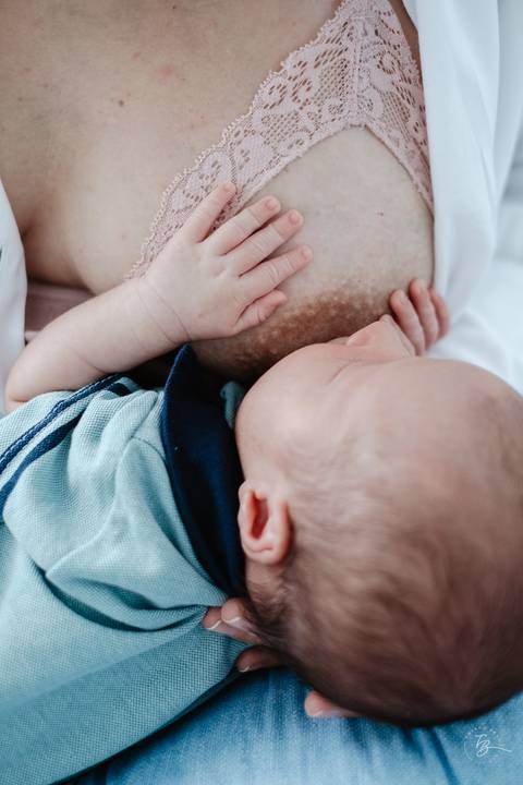 Ensaio de primeiros dias do bebê em casa. Sessão documental de fotos do primeiro mês do Isaac por Thiago Braga.'