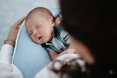 Ensaio de primeiros dias do bebê em casa. Sessão documental de fotos do primeiro mês do Isaac por Thiago Braga.'