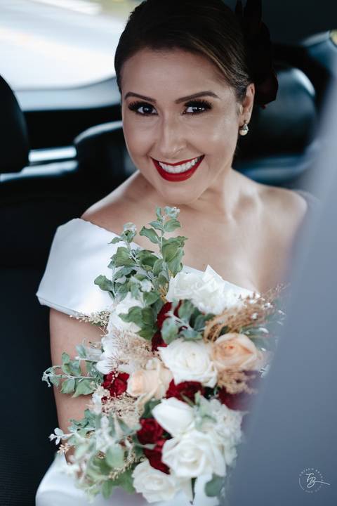 Casamento de Aline e Diogo, em um fim de tarde na lagoa da Conceição, no Indaiá eventos. Fotografia por Thiago Braga. '