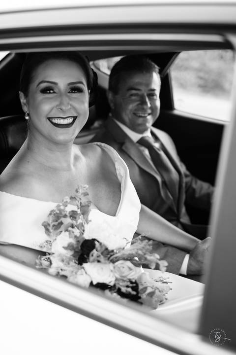 Casamento de Aline e Diogo, em um fim de tarde na lagoa da Conceição, no Indaiá eventos. Fotografia por Thiago Braga. '