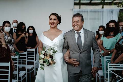 Casamento de Aline e Diogo, em um fim de tarde na lagoa da Conceição, no Indaiá eventos. Fotografia por Thiago Braga. '