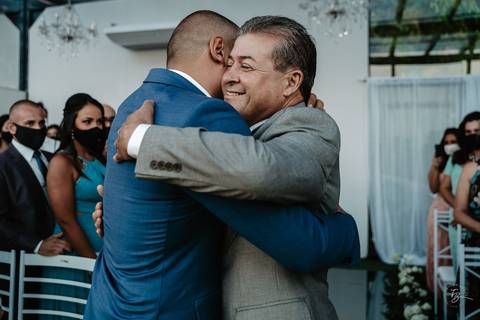 Casamento de Aline e Diogo, em um fim de tarde na lagoa da Conceição, no Indaiá eventos. Fotografia por Thiago Braga. '