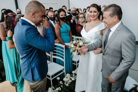 Casamento de Aline e Diogo, em um fim de tarde na lagoa da Conceição, no Indaiá eventos. Fotografia por Thiago Braga. '