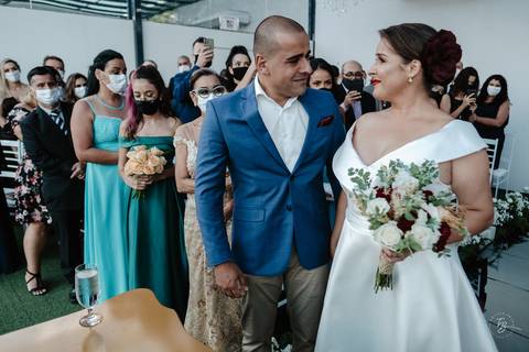 Casamento de Aline e Diogo, em um fim de tarde na lagoa da Conceição, no Indaiá eventos. Fotografia por Thiago Braga. '