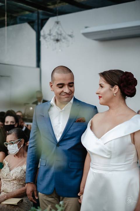 Casamento de Aline e Diogo, em um fim de tarde na lagoa da Conceição, no Indaiá eventos. Fotografia por Thiago Braga. '