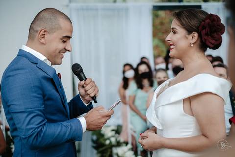 Casamento de Aline e Diogo, em um fim de tarde na lagoa da Conceição, no Indaiá eventos. Fotografia por Thiago Braga. '