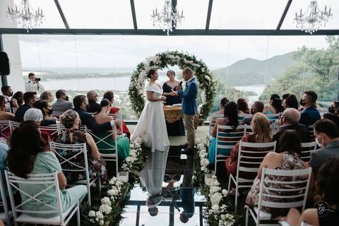 Casamento de Aline e Diogo, em um fim de tarde na lagoa da Conceição, no Indaiá eventos. Fotografia por Thiago Braga. '