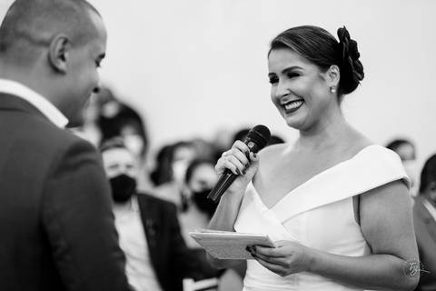 Casamento de Aline e Diogo, em um fim de tarde na lagoa da Conceição, no Indaiá eventos. Fotografia por Thiago Braga. '