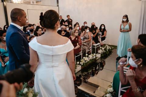 Casamento de Aline e Diogo, em um fim de tarde na lagoa da Conceição, no Indaiá eventos. Fotografia por Thiago Braga. '