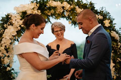 Casamento de Aline e Diogo, em um fim de tarde na lagoa da Conceição, no Indaiá eventos. Fotografia por Thiago Braga. '