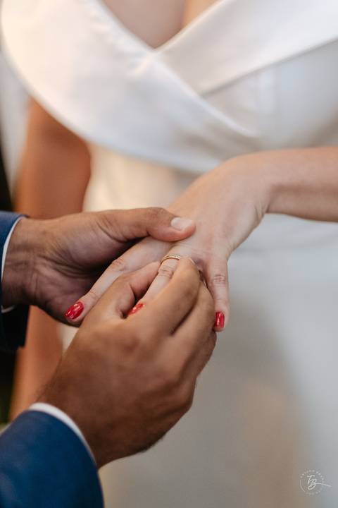 Casamento de Aline e Diogo, em um fim de tarde na lagoa da Conceição, no Indaiá eventos. Fotografia por Thiago Braga. '