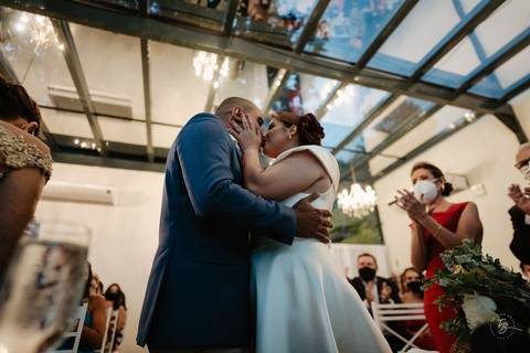 Casamento de Aline e Diogo, em um fim de tarde na lagoa da Conceição, no Indaiá eventos. Fotografia por Thiago Braga. '