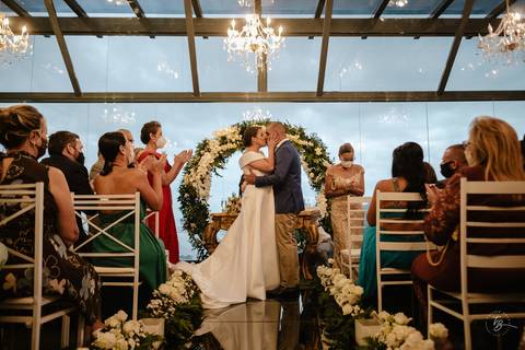 Casamento de Aline e Diogo, em um fim de tarde na lagoa da Conceição, no Indaiá eventos. Fotografia por Thiago Braga. '