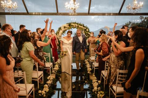 Casamento de Aline e Diogo, em um fim de tarde na lagoa da Conceição, no Indaiá eventos. Fotografia por Thiago Braga. '