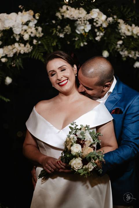 Casamento de Aline e Diogo, em um fim de tarde na lagoa da Conceição, no Indaiá eventos. Fotografia por Thiago Braga. '