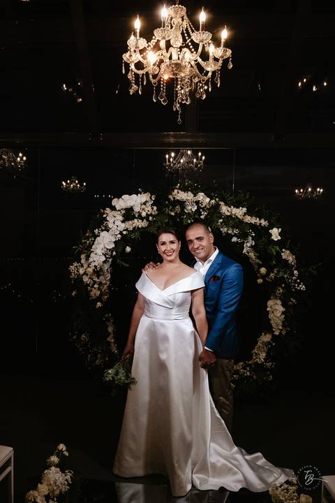 Casamento de Aline e Diogo, em um fim de tarde na lagoa da Conceição, no Indaiá eventos. Fotografia por Thiago Braga. '