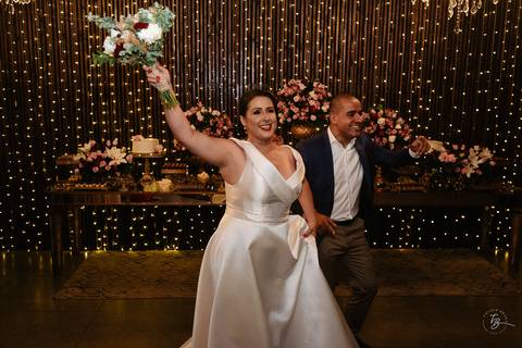 Casamento de Aline e Diogo, em um fim de tarde na lagoa da Conceição, no Indaiá eventos. Fotografia por Thiago Braga. '