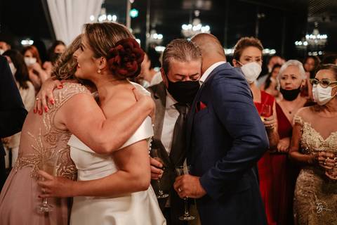 Casamento de Aline e Diogo, em um fim de tarde na lagoa da Conceição, no Indaiá eventos. Fotografia por Thiago Braga. '