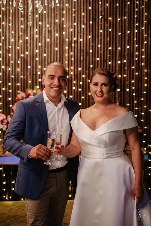 Casamento de Aline e Diogo, em um fim de tarde na lagoa da Conceição, no Indaiá eventos. Fotografia por Thiago Braga. '