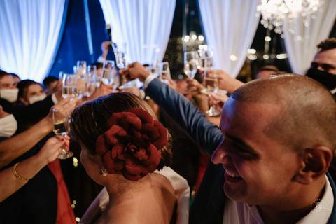 Casamento de Aline e Diogo, em um fim de tarde na lagoa da Conceição, no Indaiá eventos. Fotografia por Thiago Braga. '
