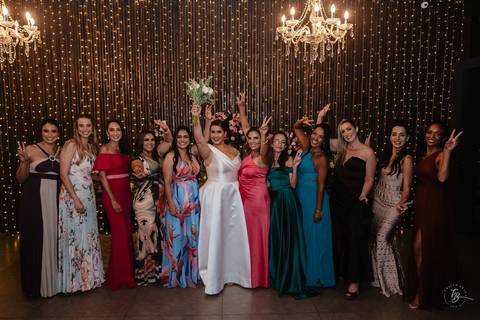 Casamento de Aline e Diogo, em um fim de tarde na lagoa da Conceição, no Indaiá eventos. Fotografia por Thiago Braga. '