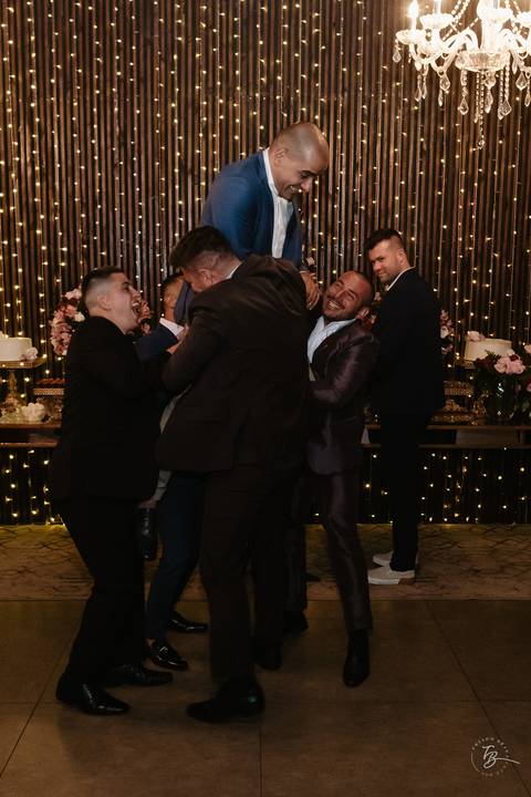 Casamento de Aline e Diogo, em um fim de tarde na lagoa da Conceição, no Indaiá eventos. Fotografia por Thiago Braga. '