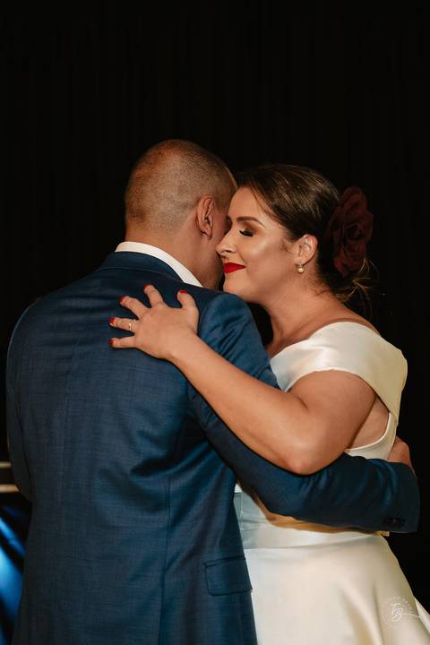 Casamento de Aline e Diogo, em um fim de tarde na lagoa da Conceição, no Indaiá eventos. Fotografia por Thiago Braga. '