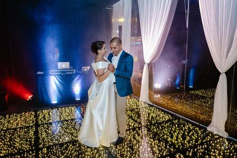 Casamento de Aline e Diogo, em um fim de tarde na lagoa da Conceição, no Indaiá eventos. Fotografia por Thiago Braga. '