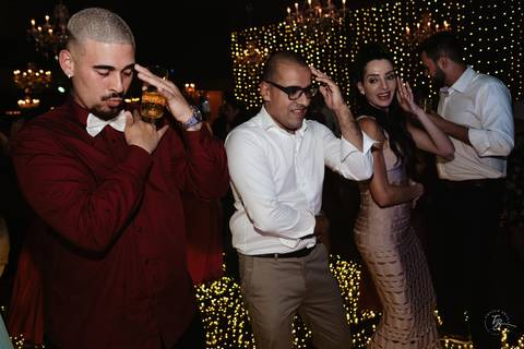 Casamento de Aline e Diogo, em um fim de tarde na lagoa da Conceição, no Indaiá eventos. Fotografia por Thiago Braga. '