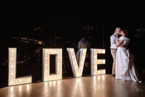 Casamento de Aline e Diogo, em um fim de tarde na lagoa da Conceição, no Indaiá eventos. Fotografia por Thiago Braga. '