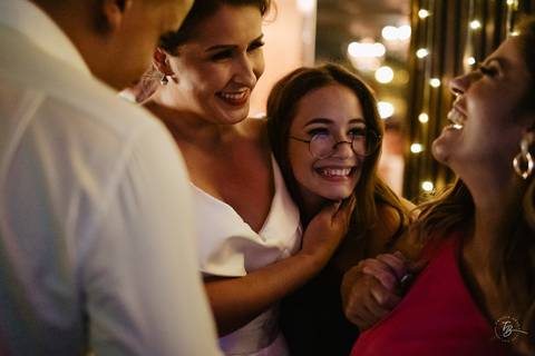 Casamento de Aline e Diogo, em um fim de tarde na lagoa da Conceição, no Indaiá eventos. Fotografia por Thiago Braga. '