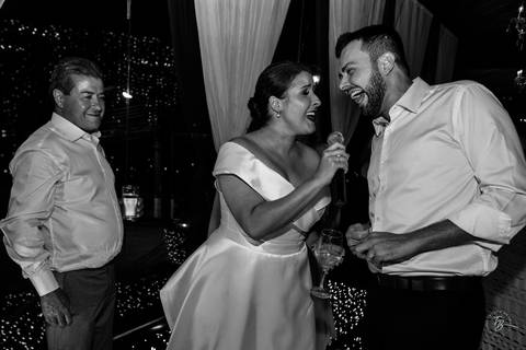 Casamento de Aline e Diogo, em um fim de tarde na lagoa da Conceição, no Indaiá eventos. Fotografia por Thiago Braga. '