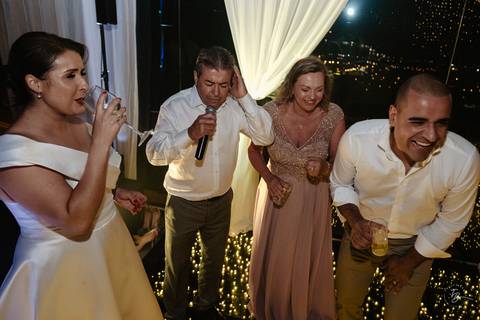 Casamento de Aline e Diogo, em um fim de tarde na lagoa da Conceição, no Indaiá eventos. Fotografia por Thiago Braga. '