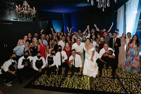 Casamento de Aline e Diogo, em um fim de tarde na lagoa da Conceição, no Indaiá eventos. Fotografia por Thiago Braga. '