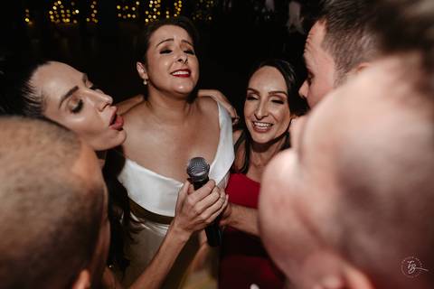 Casamento de Aline e Diogo, em um fim de tarde na lagoa da Conceição, no Indaiá eventos. Fotografia por Thiago Braga. '