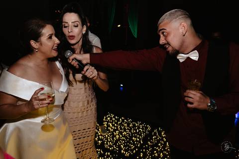 Casamento de Aline e Diogo, em um fim de tarde na lagoa da Conceição, no Indaiá eventos. Fotografia por Thiago Braga. '