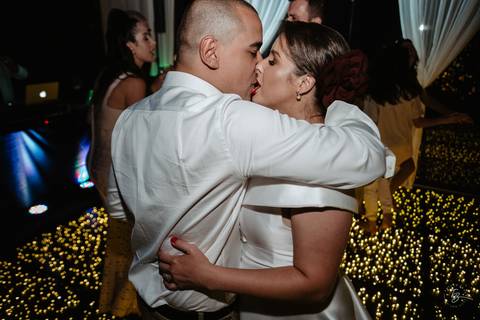 Casamento de Aline e Diogo, em um fim de tarde na lagoa da Conceição, no Indaiá eventos. Fotografia por Thiago Braga. '