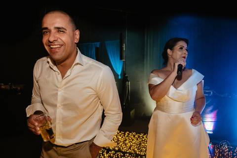 Casamento de Aline e Diogo, em um fim de tarde na lagoa da Conceição, no Indaiá eventos. Fotografia por Thiago Braga. '