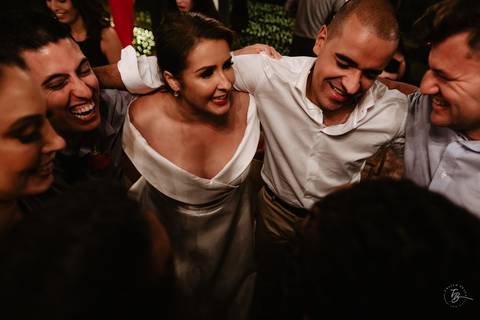 Casamento de Aline e Diogo, em um fim de tarde na lagoa da Conceição, no Indaiá eventos. Fotografia por Thiago Braga. '