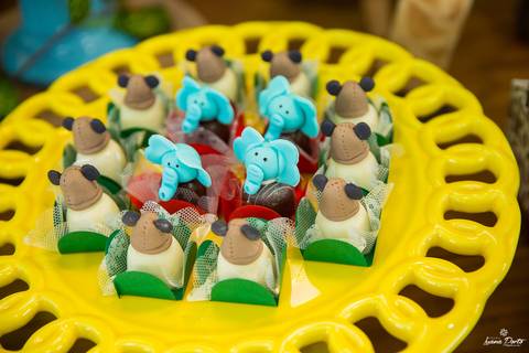 Doces decorados tema safari do Mickey em sc e osório'