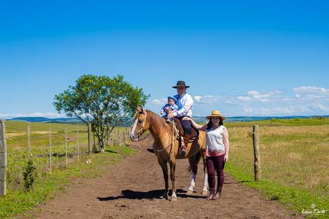 Ensaio externo de família com céu azul a cavalo em Bom Jesus'