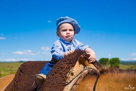 Ensaio externo de bebe pilchado a cavalo em Bom jesus'