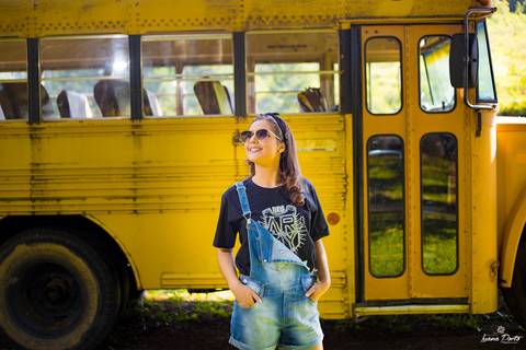 Ensaio de 15 anos com ônibus antigo amarelo na Pousada Temática Encantos do Sul em Osório RS'