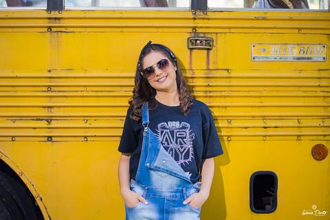 Ensaio vintage com ônibus antigo em Osório no RS'