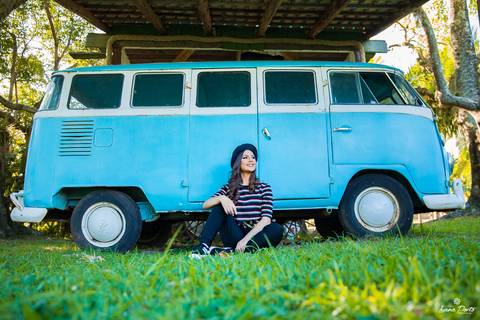Book feminino com chapéu e carro antigo kombi azul em Osório no RS'